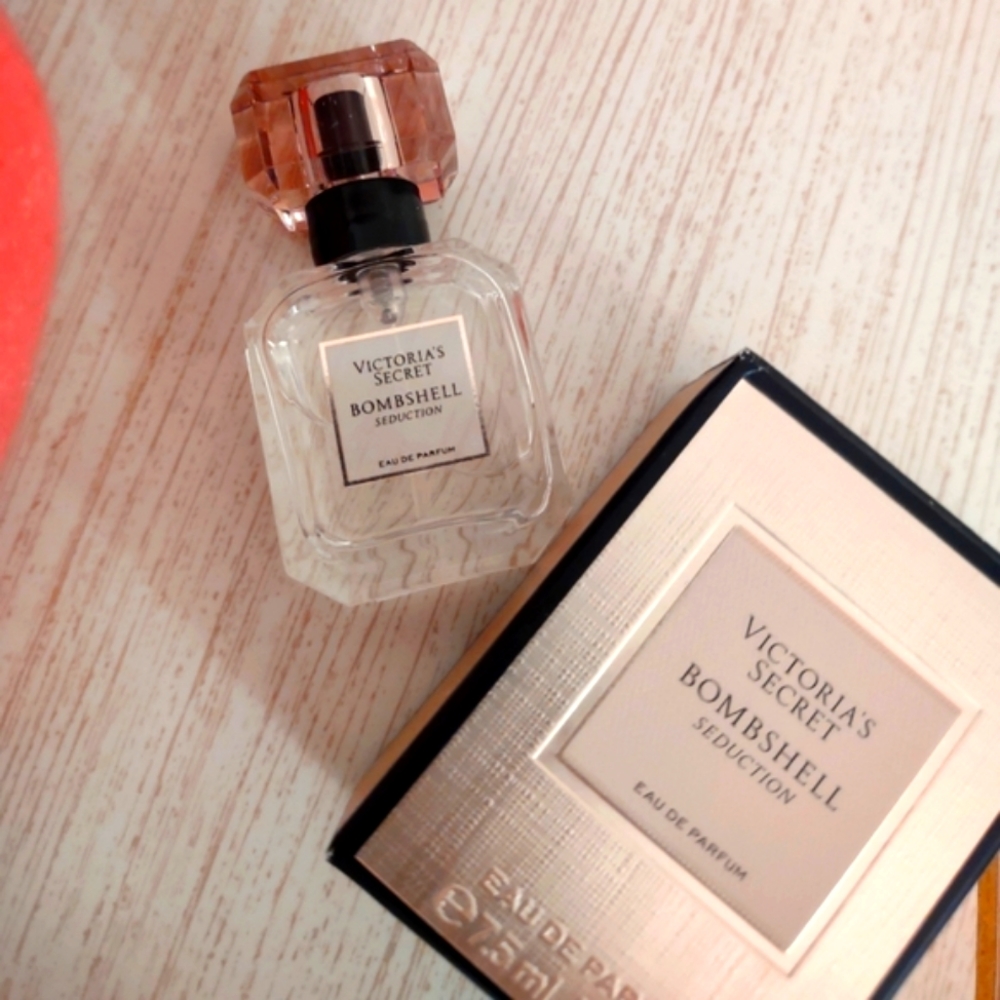 Scent Vic. Secret mini bottle w/ box BNWB!